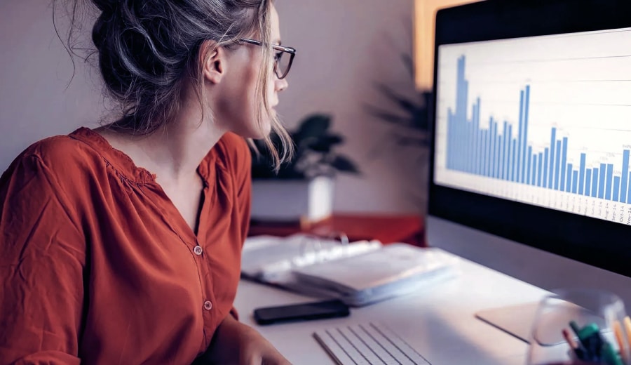 Mulher olhando fixamente na tela do pc