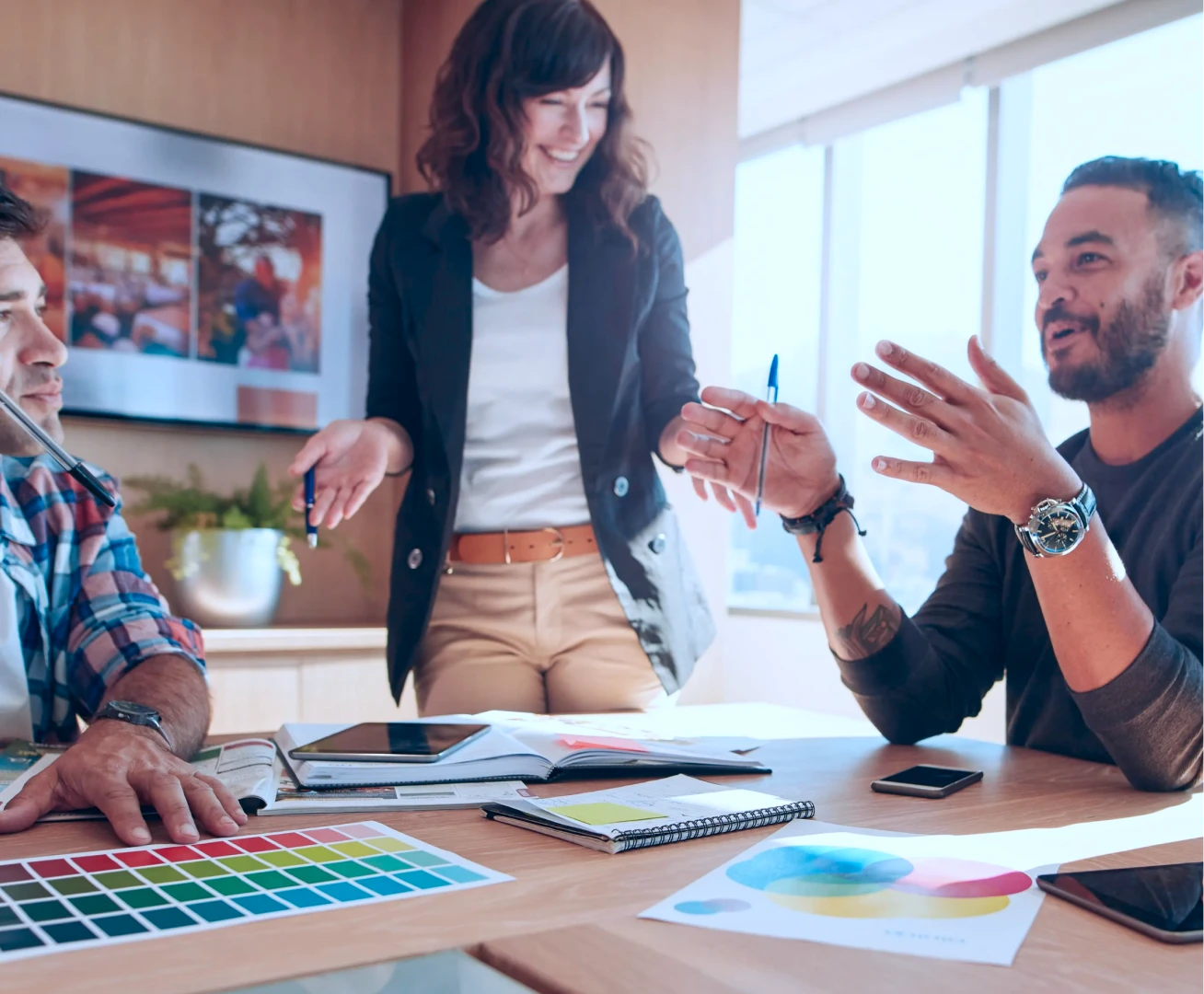 um grupo de pessoas sentadas ao redor de uma mesa